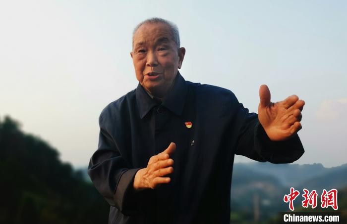 74年初心不改的老党员周永开将绿色还给大山