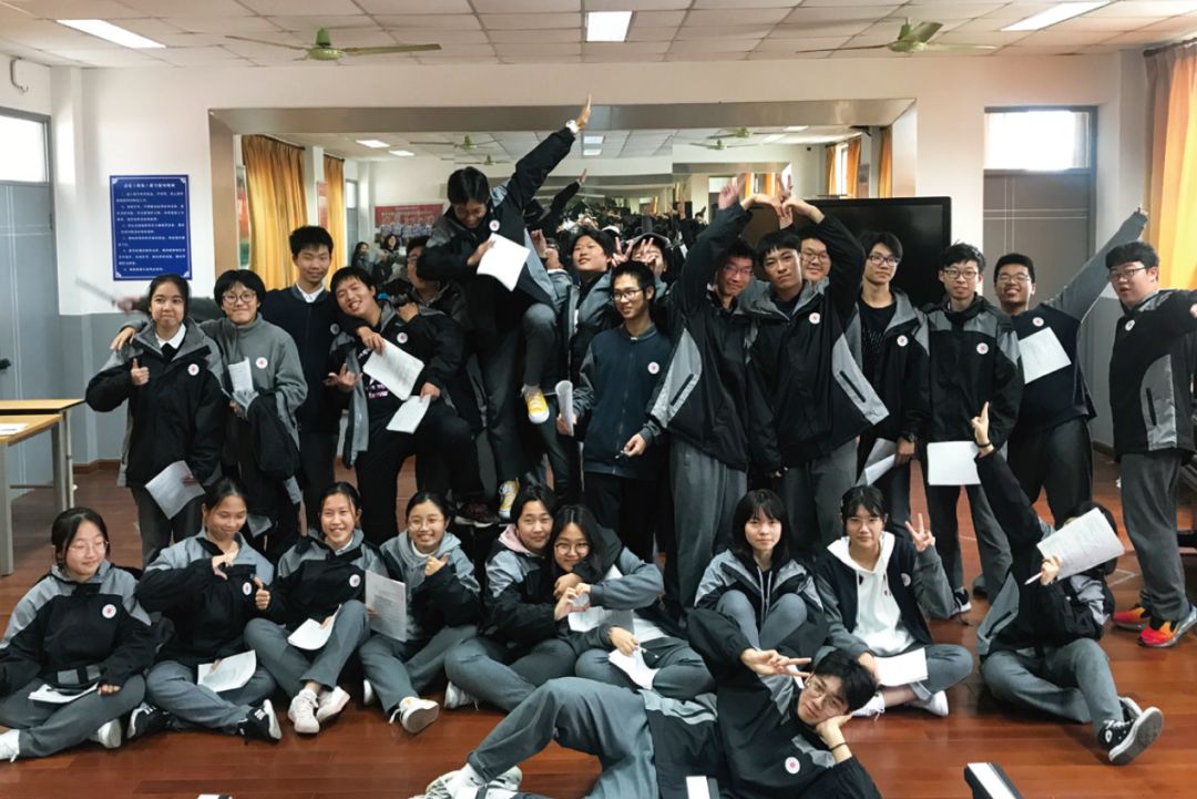 故事梗概《意外》高中组上海市松江区立达中学 太阳剧社2019年12月9日