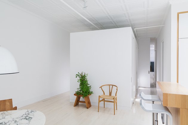 它座落在白色的橡木地板上 将一个狭窄的公寓改造成一个