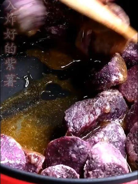 9.将炸熟的紫薯放入锅中,翻炒均匀,出锅