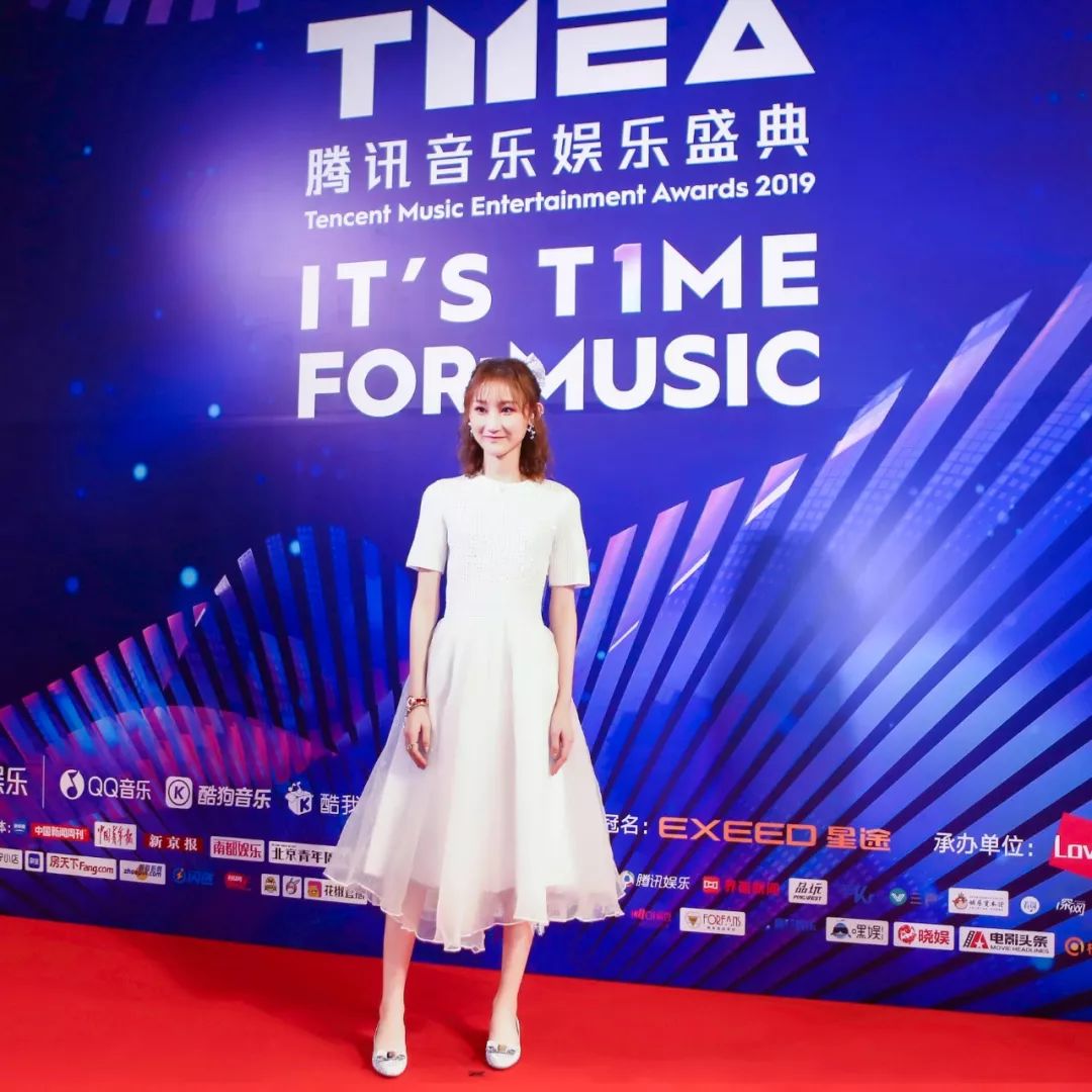 又双叒叕获奖陈雪凝斩获腾讯年度最佳新人及年度金曲两项大奖