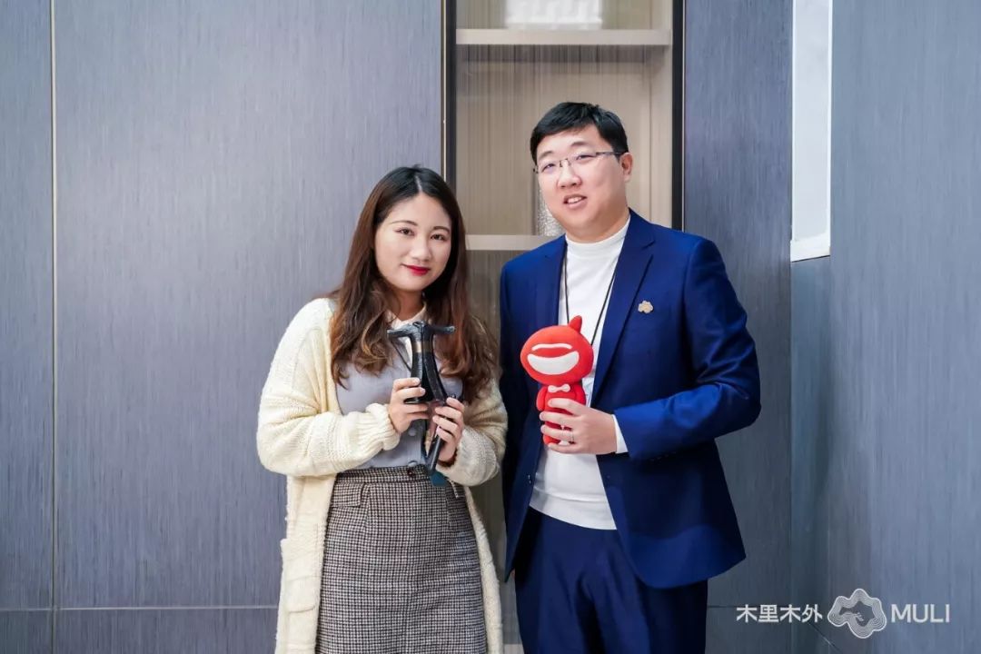 木里木外创始人练峰先生为到场的各位嘉宾和设计师介绍木里木外的品牌