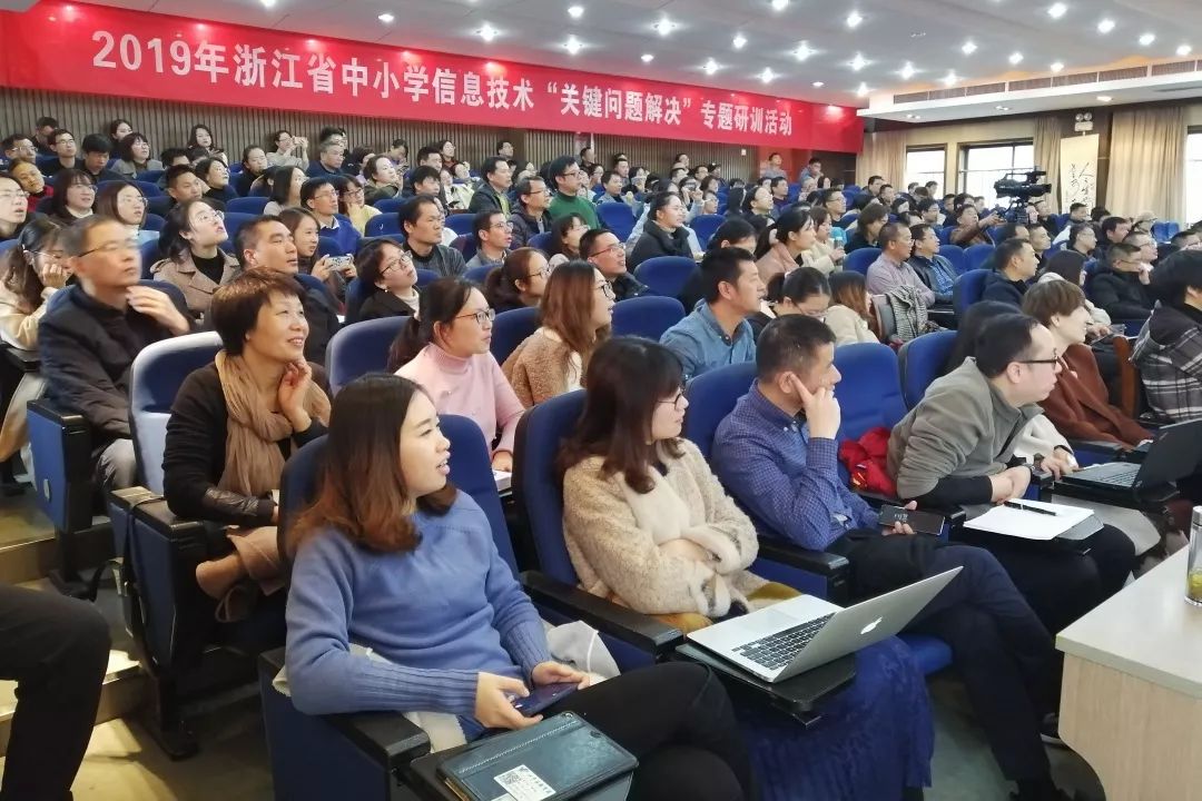 信息技术学科核心素养,提出信息技术课堂教学除了关注教材和学生以外