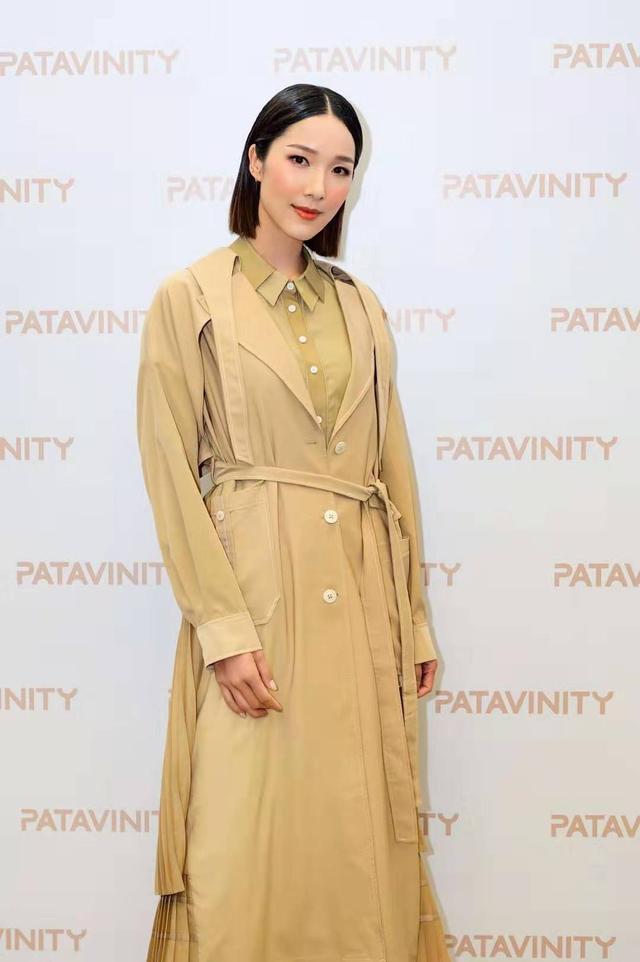 原创35岁李亚男升级辣妈后t台首秀,风衣短发又飒又美,175身材太抢眼