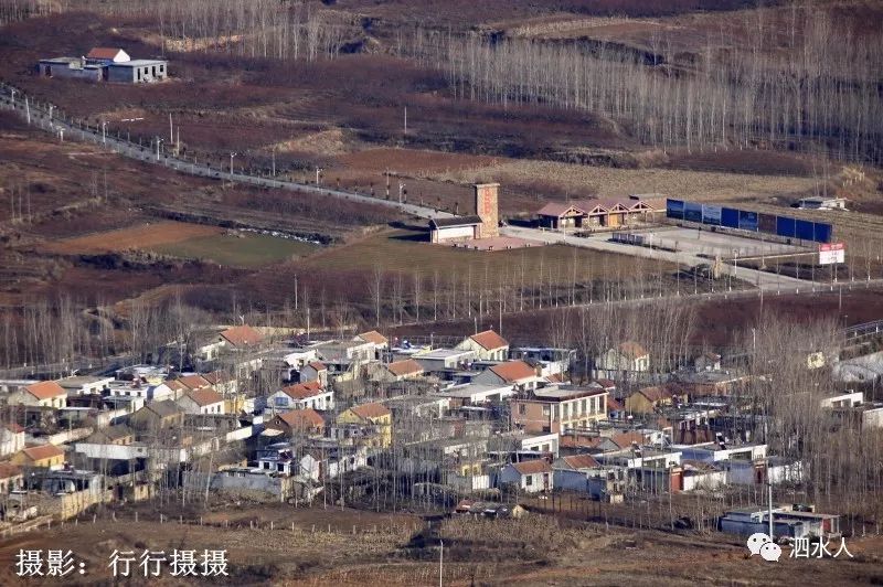 鳥瞰泗水縣泗張鎮宋家溝村泗張鎮駐地及青界水庫(萬紫千紅景區)遠眺西