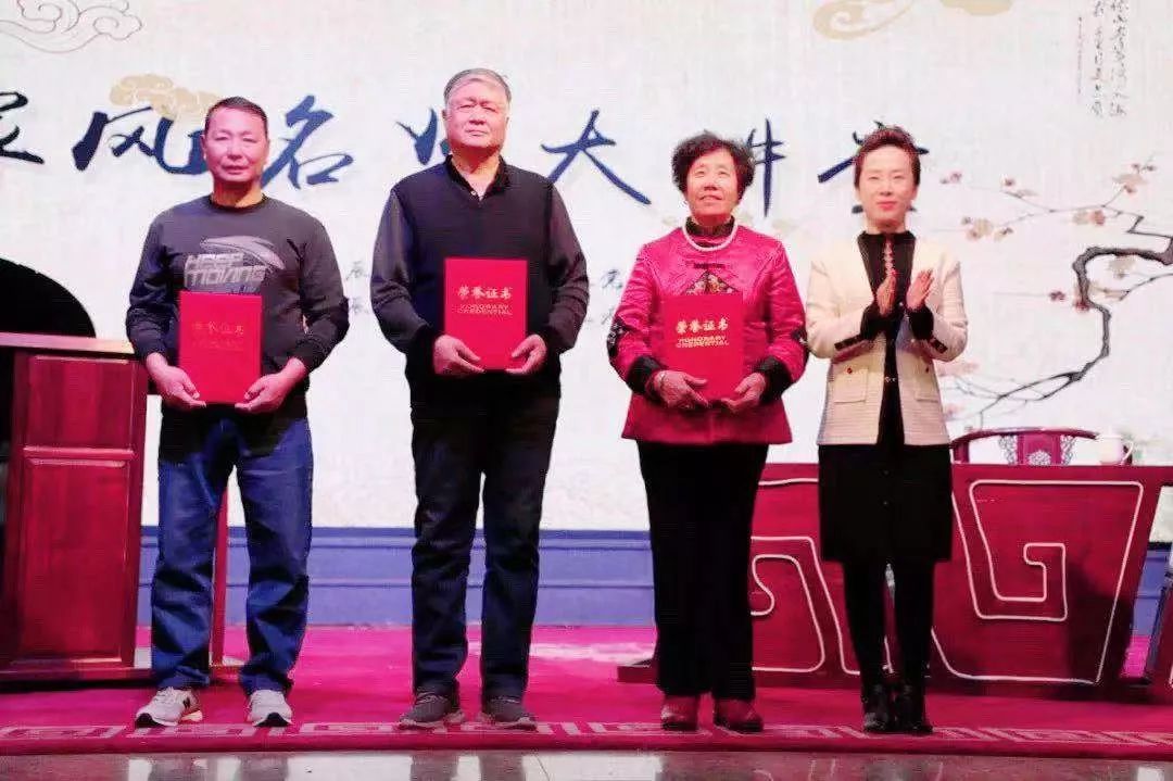聘任荣获"全国人民满意公务员"称号的宋庆柱为金牌调解员展一家之风