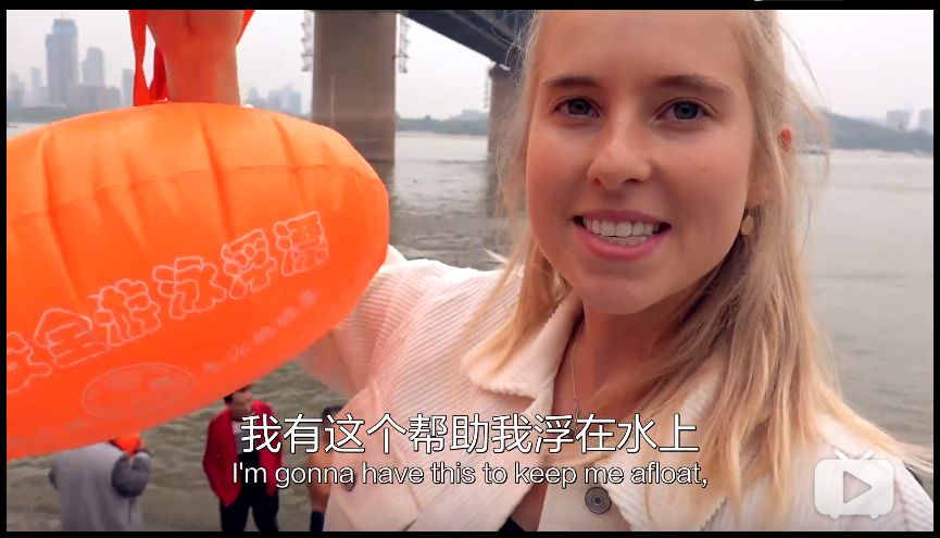 澳洲妹子跟武汉大爷体验冬泳,国内外媒体集体狂欢!_amy