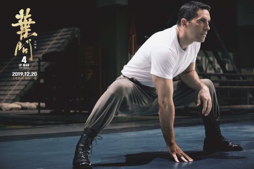 飞踹而出名,有媒体称赞他"在踢高难度腿法时不仅对腿部的速度控制很好