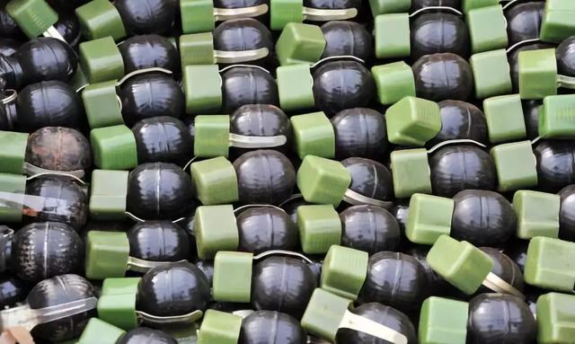 那挂在解放军脖子里的手雷是啥?_手榴弹