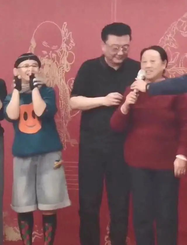 53岁金龟子刘纯燕为婆婆庆生，和老公在一起就像两代人_网友