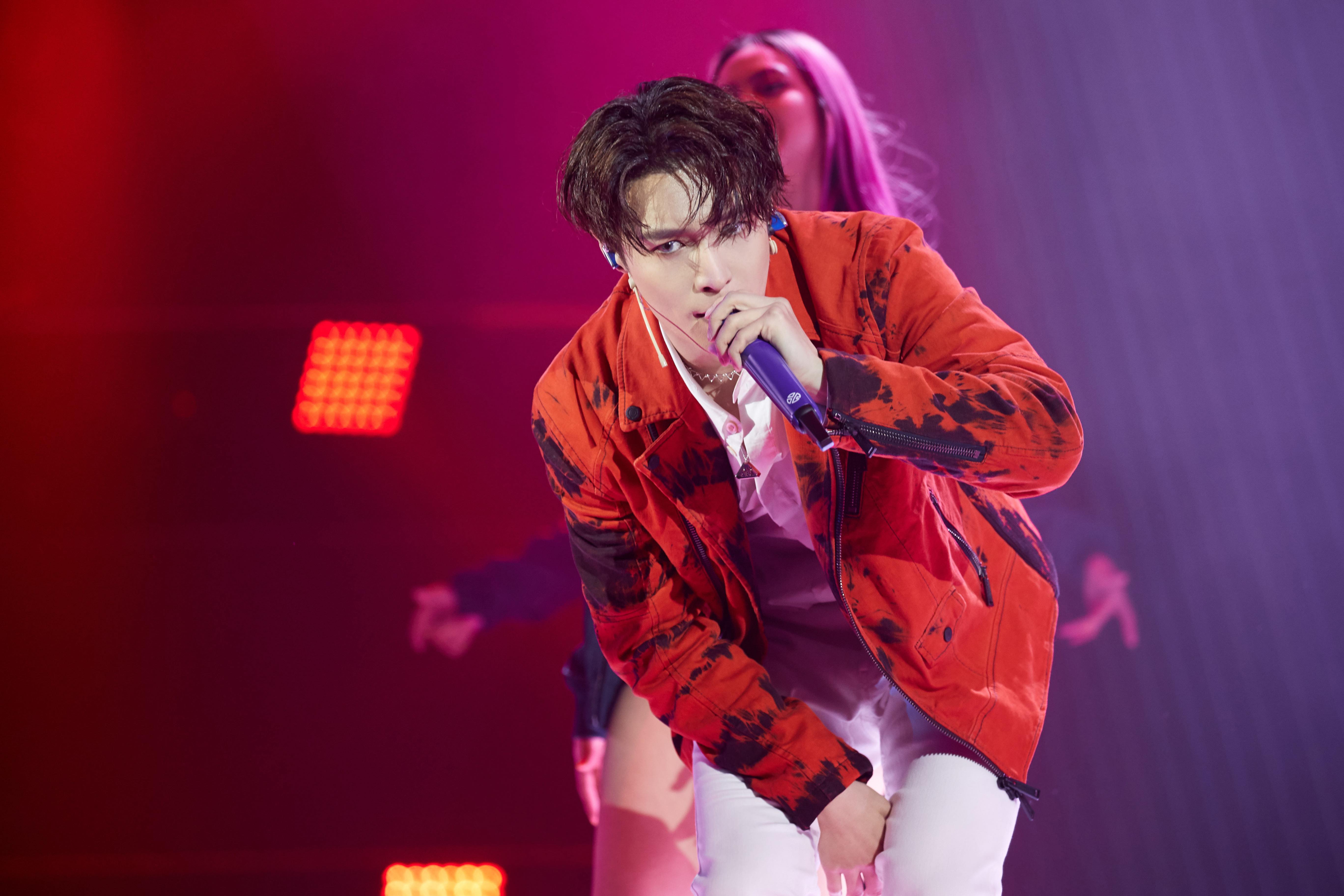 张艺兴三天斩获五项音乐荣誉 高能舞台征服全场展王者魅力