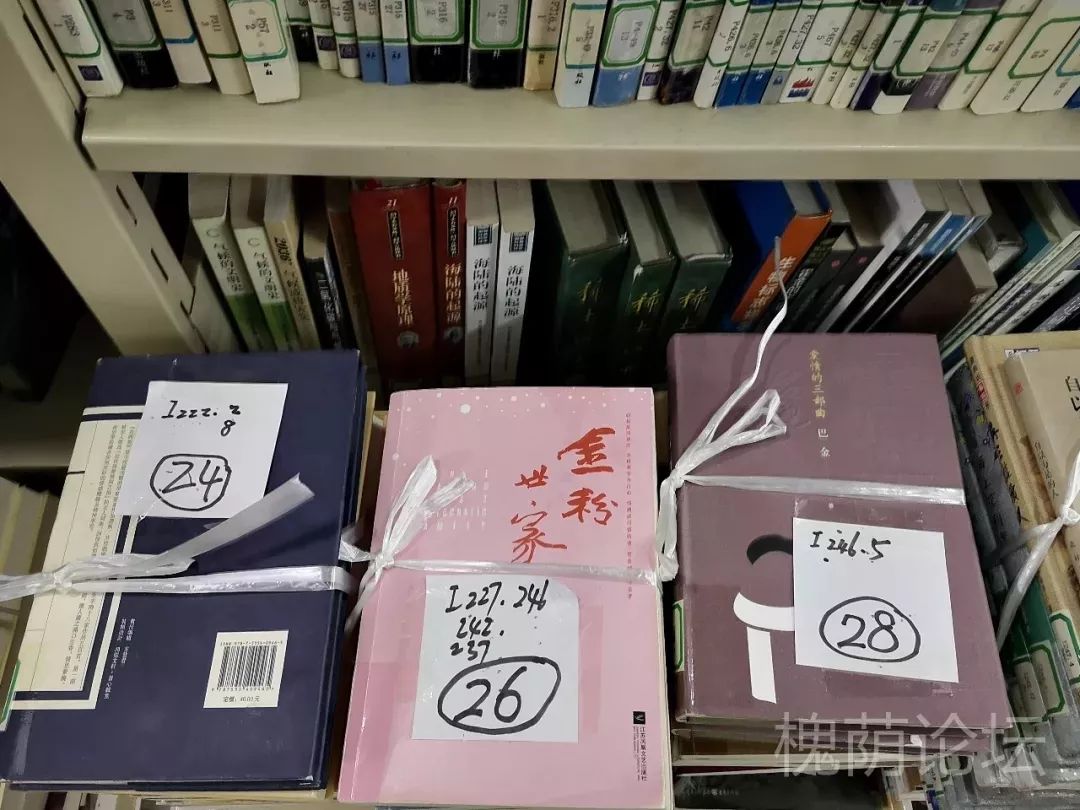 工作人員將圖書打包來源:槐蔭論壇返回搜狐,查看更多