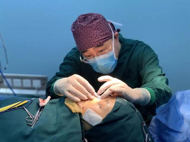 牛克辉主任bsk综合隆鼻手术中参会医生观摩2台高难度鼻整形手术过程