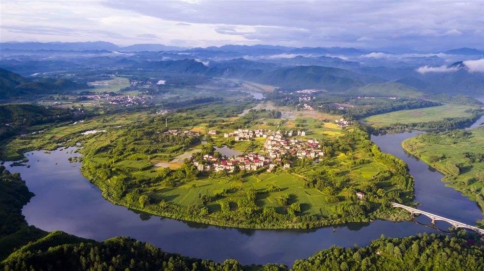 水库晨景》入围奖:邹婷燕《白云下面是我家》入围奖:刘攀《日落福华山