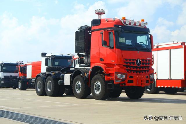 亚洲首台奔驰acros4863slt8x8大件牵引车运抵中国