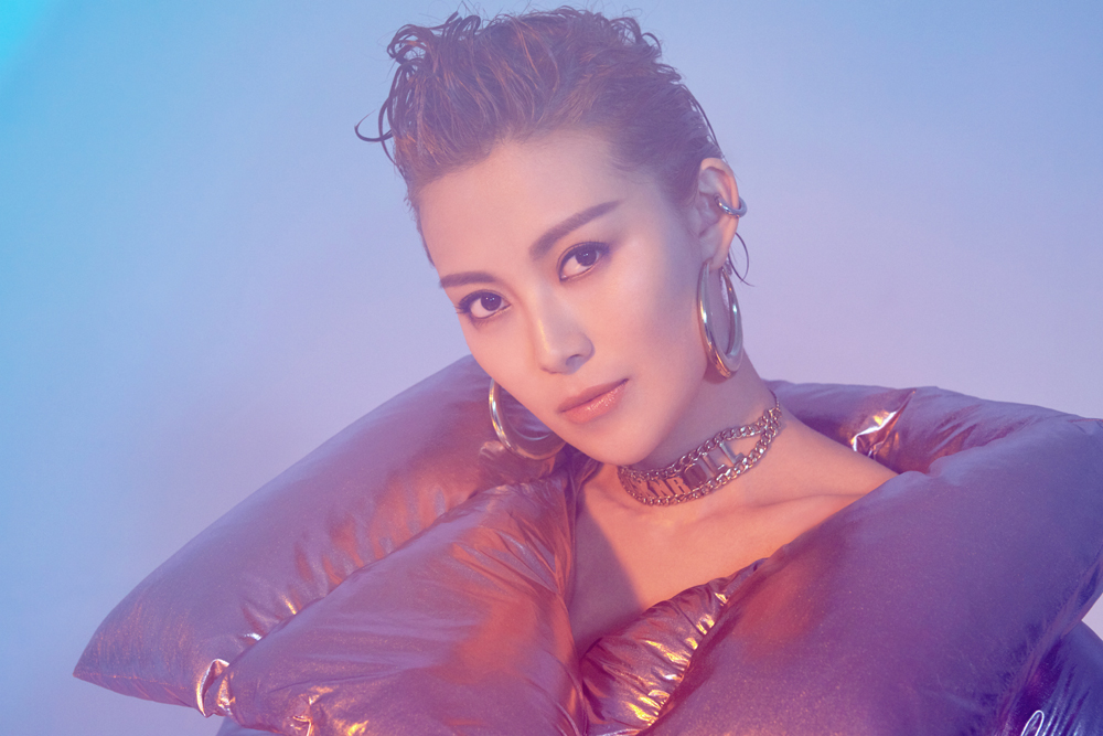 常思思亮粉羽绒服写真曝光大玩潮流穿搭新方式