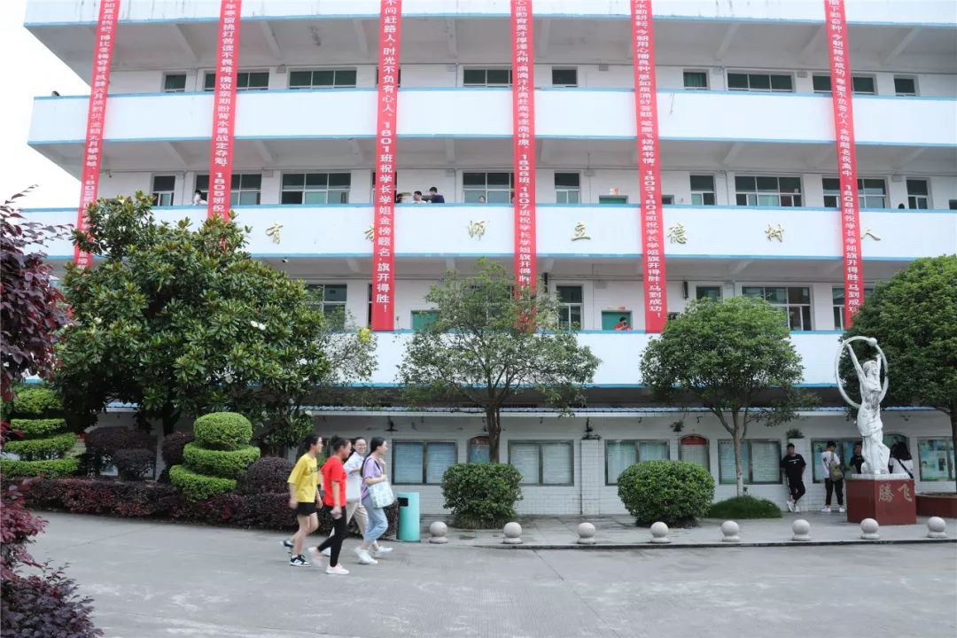 清华大学竟为汝城一中挂牌这是一个汝城人都骄傲的荣誉