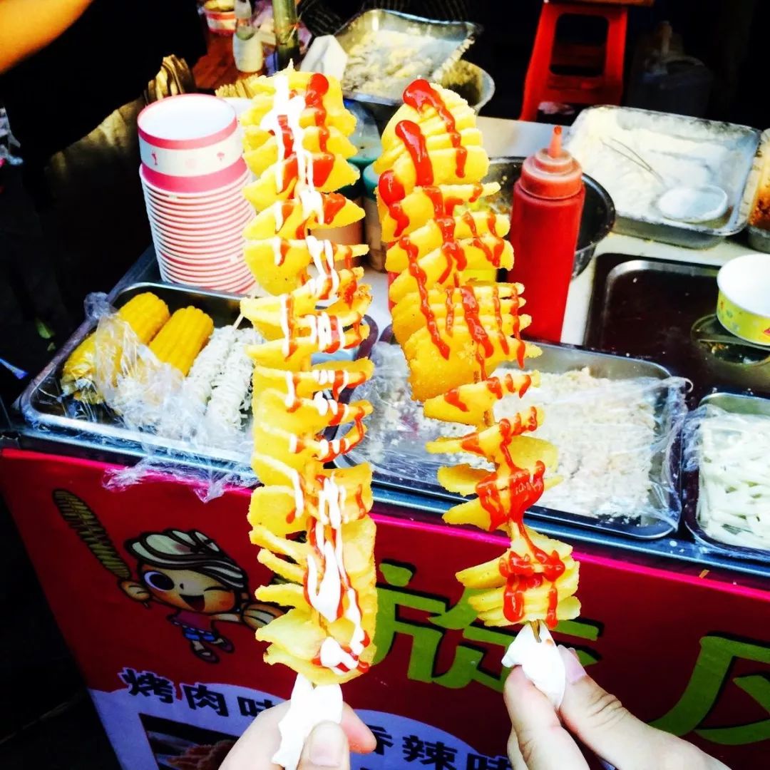 整个新鲜的土豆被精心切片后, 烤制成型的土豆片旋转相连, 每片逗很