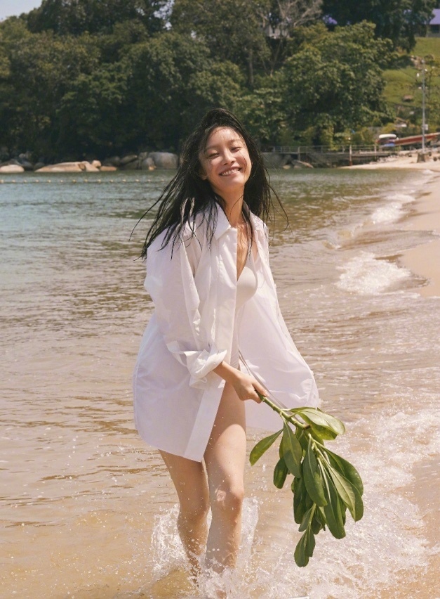 倪妮槟城海滩拍日系写真湿发灿笑纯真有范儿
