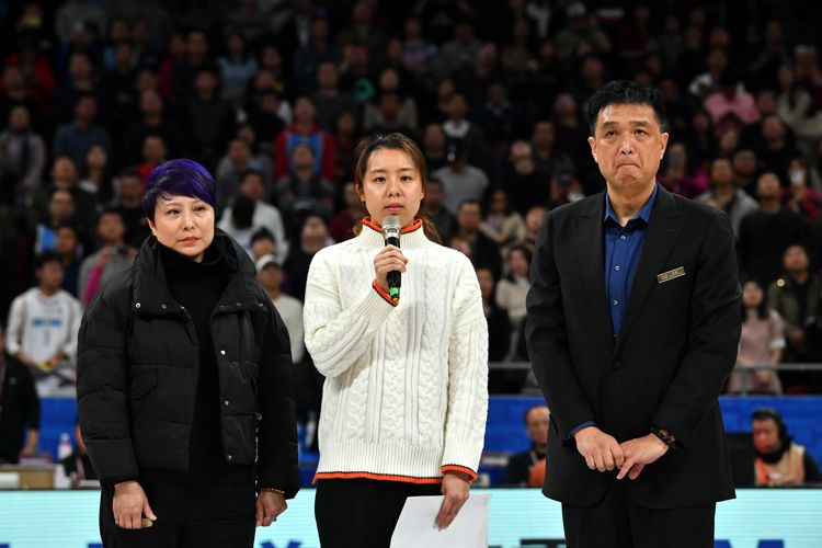吉喆球衣退役 51号球衣飘扬在球馆上空|组图
