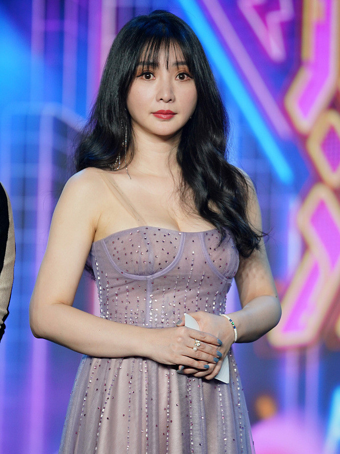 原创柳岩现身活动脸部发福变宽屏身材也变得略显臃肿