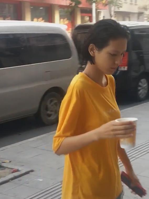 原创明星颜值真的很高吗?看了张予曦素颜拿奶茶的照片,还不如普通人