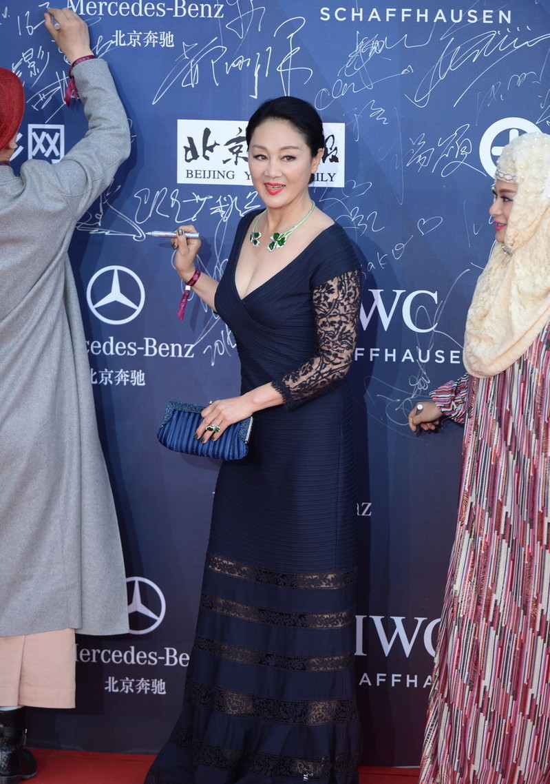 原创57岁王姬参加活动,西装外套勒出"富态腰",粉底太厚脸苍白