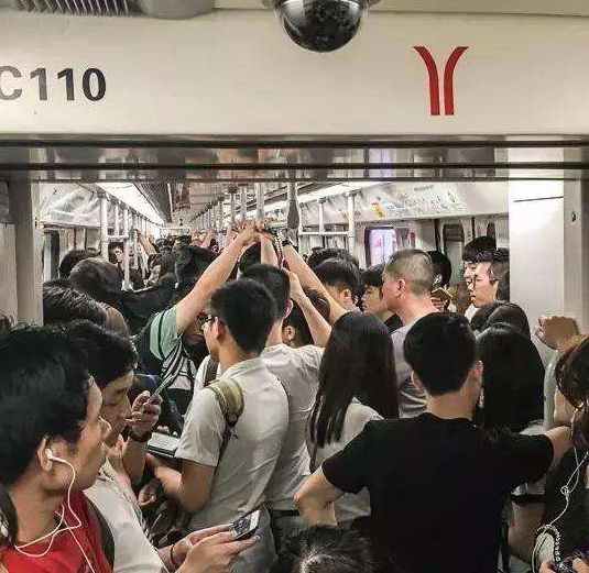 原创我国最拥挤的地铁每天人流量超250万人次下车就好像拔萝卜