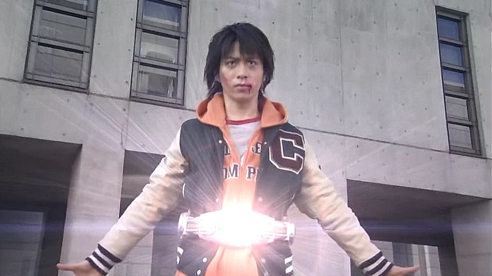 击败decade,并且在一个神秘的石洞中送给了变身者小野寺雄介空我腰带