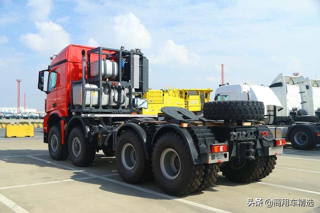 亚洲首台奔驰acros4863slt8x8大件牵引车运抵中国