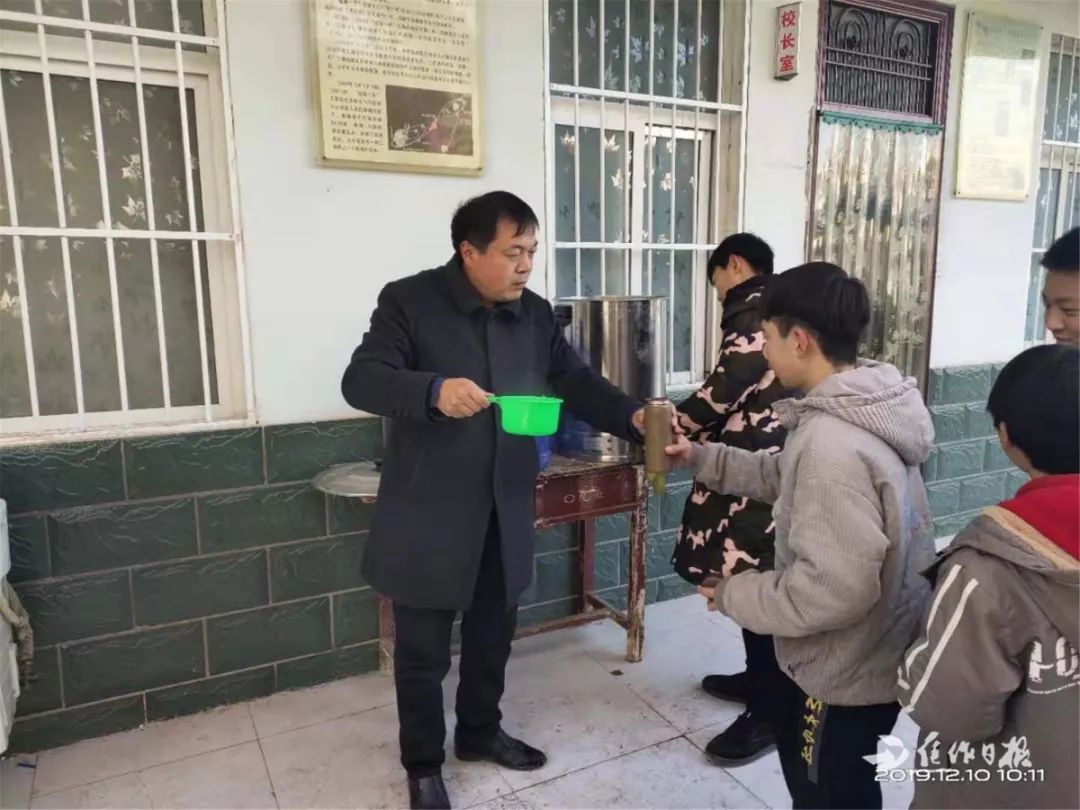 一桶一桶的烧一瓢一瓢的灌这一干就是十几年博爱县温水校长秦兴军