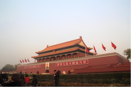 在北京天安门广场,看五星红旗随着朝阳冉冉升起