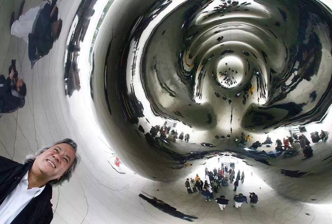 卡普尔自己站在《云门》之下《天空之镜》每到一个新的城市,就成为一