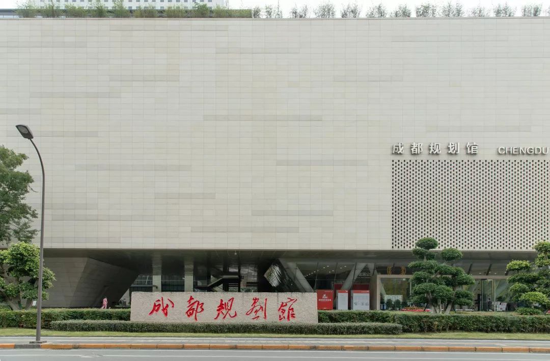 坐地铁到金融城d口,再直走100米,便能一眼认出成都规划馆.