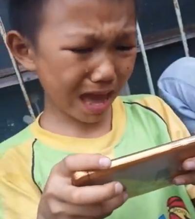 小学生玩王者荣耀,竟被气到砸手机,网友:你看他在狂笑