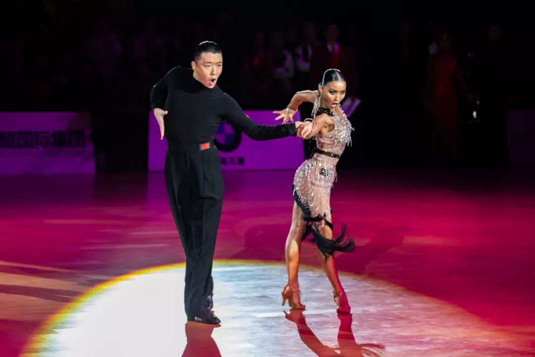 贾博麟侯垚,庄婷晚间举行的第八届中国体育舞蹈精英赛国家职业队拉丁