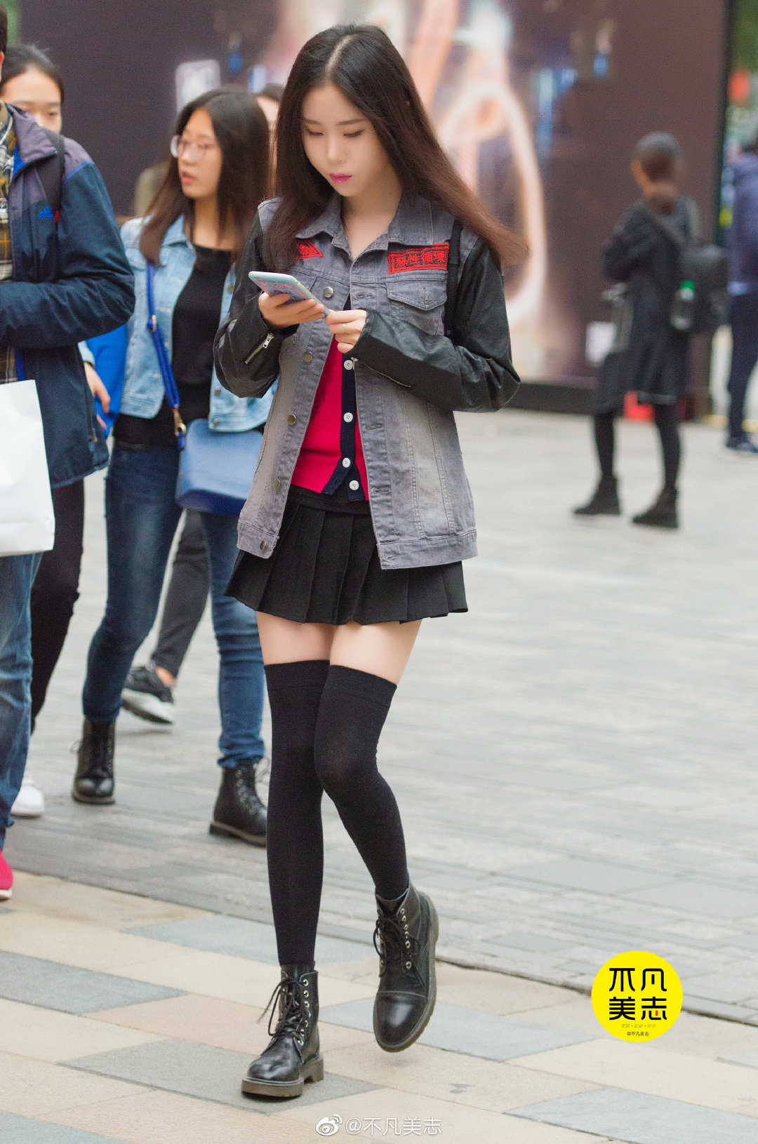 小姐姐的时尚宝典里没有秋裤,过膝长袜成就漫画腿