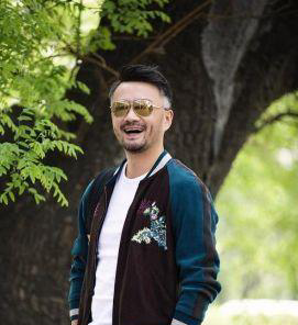 他是从新疆走出的演员,睡过地下室曾无戏可拍,如今迎来春天!_曹卫宇