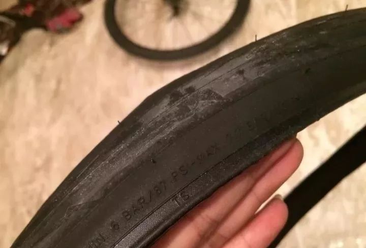 千分尺量一下胎面厚度,2.