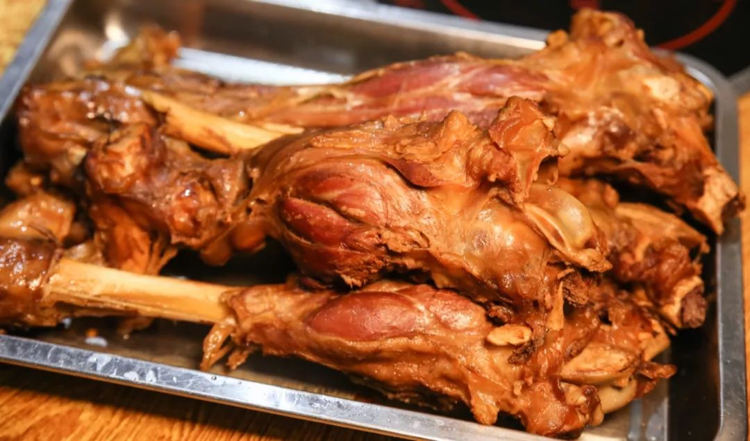 他家的羊腿是每天新鲜卤制出来的,口感足够劲道,没有过分的腥膻味,皮