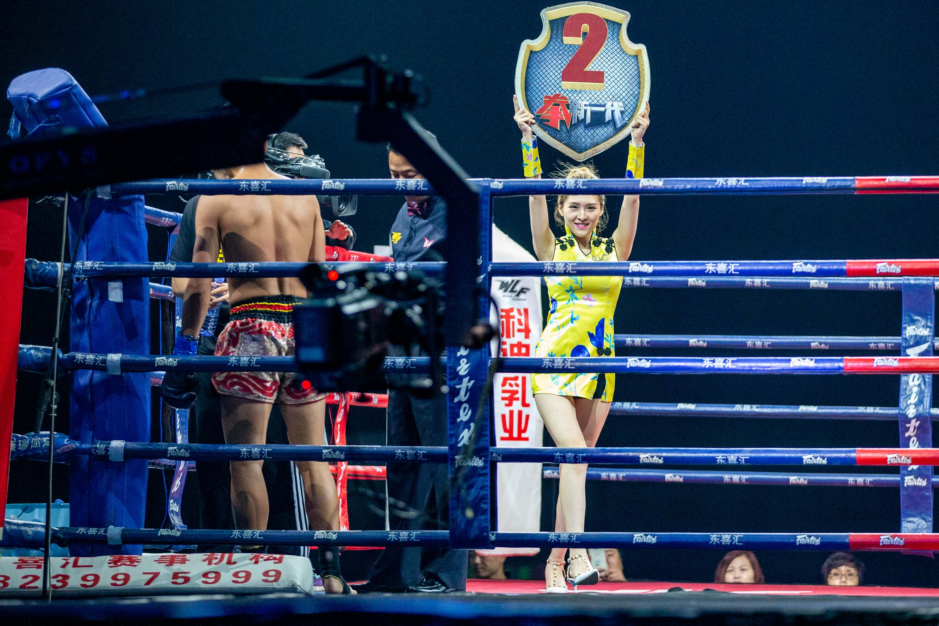 原创武林风举牌女郎最高收入过百万上台下台靠钻成众人瞩目