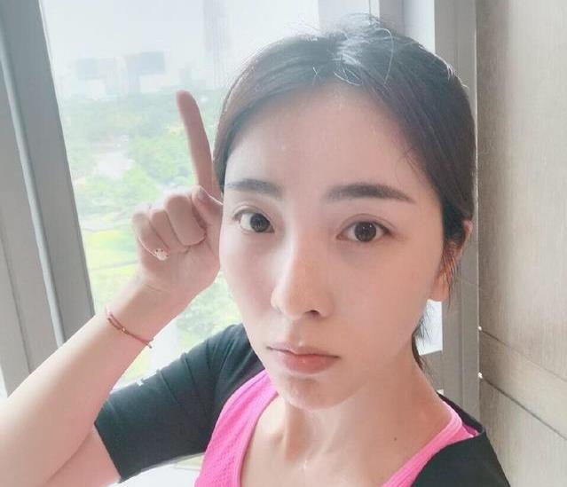 原创美女李思思素颜出镜化身粉女郎主持界的台柱子气质超一流