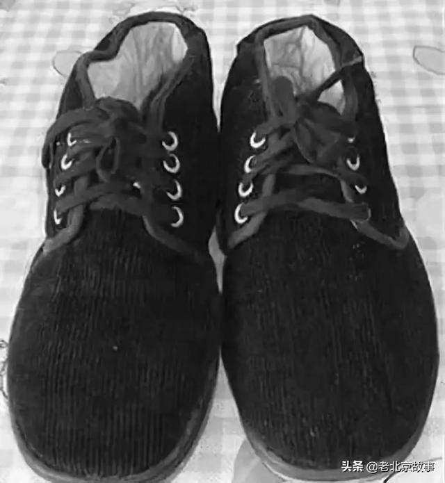脚上五眼儿系带的大棉窝,条绒面的,过去的秋衣秋裤可比现在年轻人的光