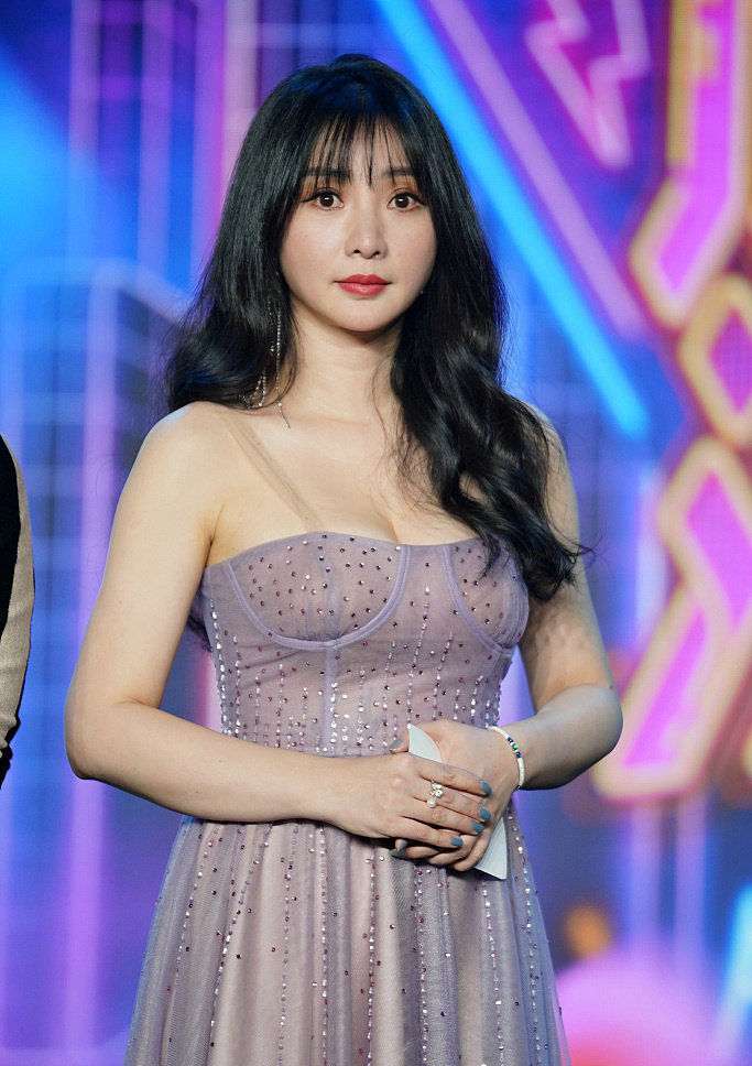 内地女星柳岩出席活动身穿淡紫色纱裙客串主持美丽动人