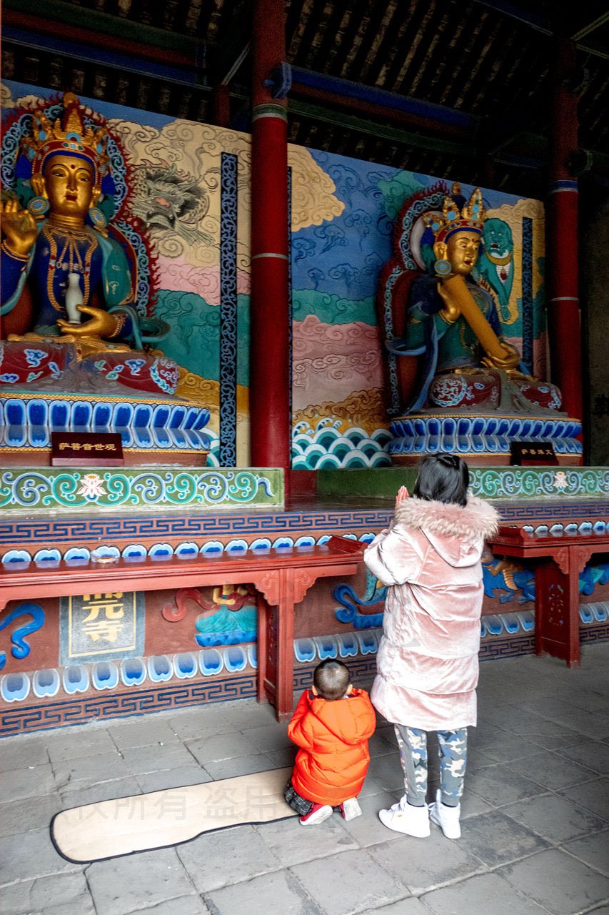 年轻母亲带着幼儿拜菩萨,虽然不知所为何来,相信有一颗虔诚的心