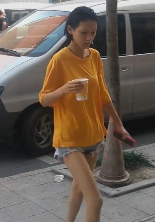 明星颜值真的很高吗看了张予曦素颜拿奶茶的照片还不如普通人