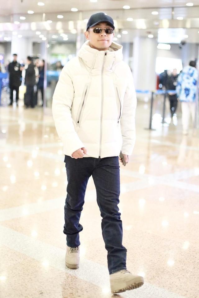 朱亚文穿白色羽绒服走机场,墨镜配棒球帽扮潮男,35岁展型男魅力