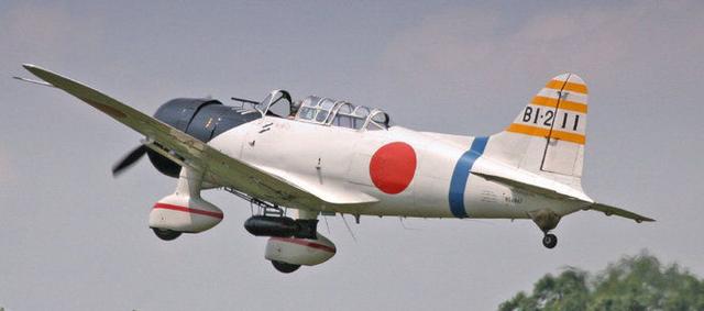 九九舰爆一一型的机组成员为两人,飞行员和后置机枪手.