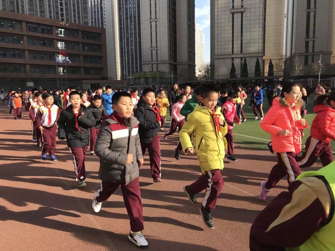 阳光体育相伴你我2019年万全小学阳光体育冬季长跑启动