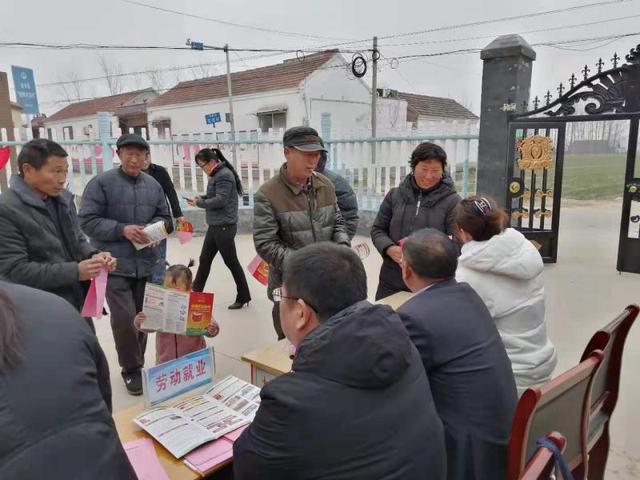 金乡县鸡黍镇法律顾问为村居民送法治套餐助力乡村振兴